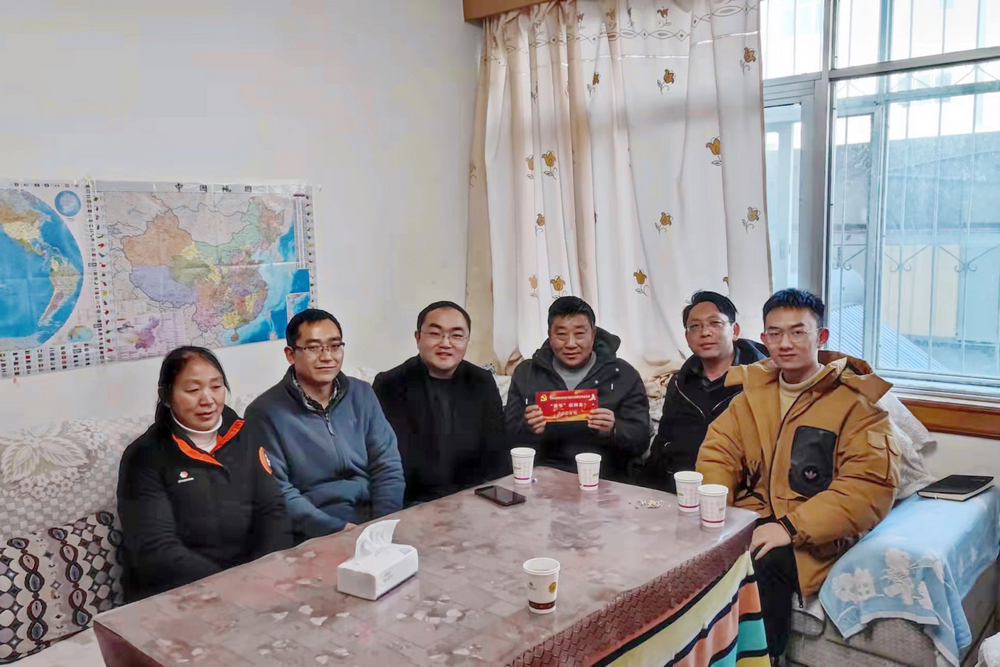 左三俞曙東同志、左二孔德?tīng)N同志、右三孔德?tīng)N同志家父、右二張慶良同志.jpg